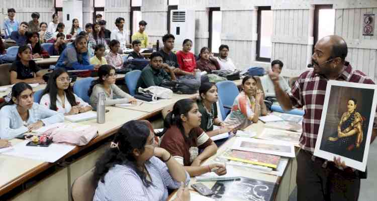सुपवा में कला की बारीकियां सीख रहे विद्यार्थी