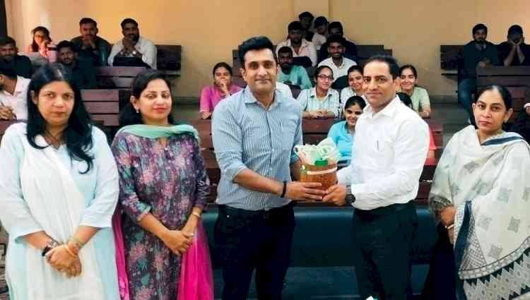 फार्मास्यूटिकल विद्यार्थी सीख रहे इंटरव्यू के गुर, एक सप्ताह की कार्यशाला में आत्मविश्वास बढ़ाने पर जोर