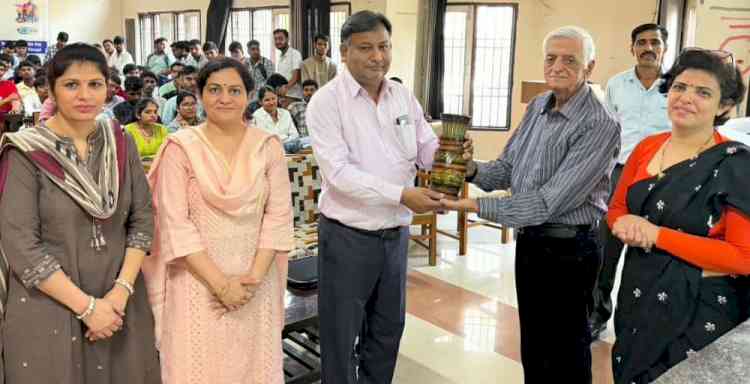 कैंसर जागरूकता व्याख्यान में विद्यार्थियों को दी स्तन व सर्वाइकल कैंसर पर जानकारी
