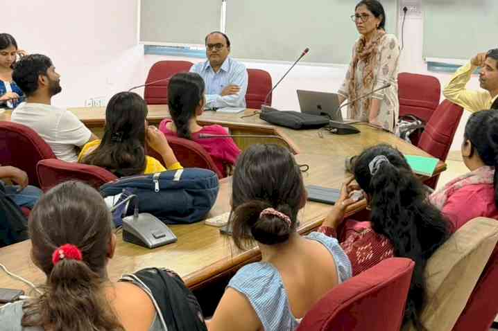 अर्थशास्त्र विभाग में मानसिक स्वास्थ्य पर व्याख्यान