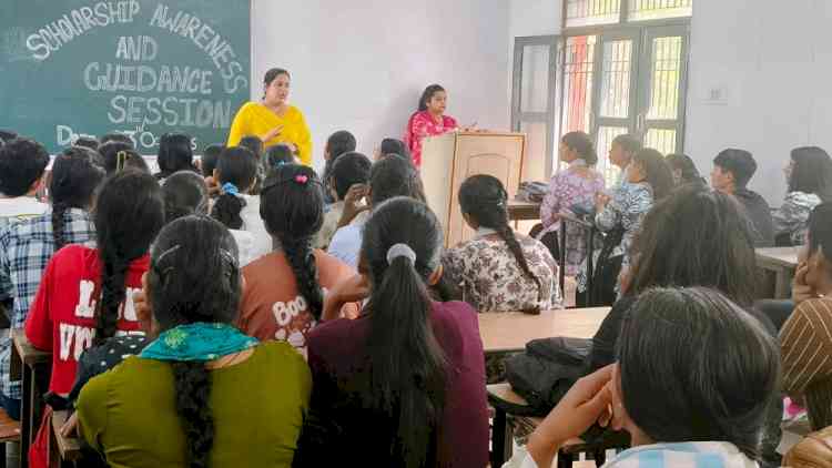 छात्राओं को छात्रवृत्ति योजनाओं की जानकारी दी