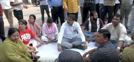 Lawyers protest against demolition of chambers in Lucknow