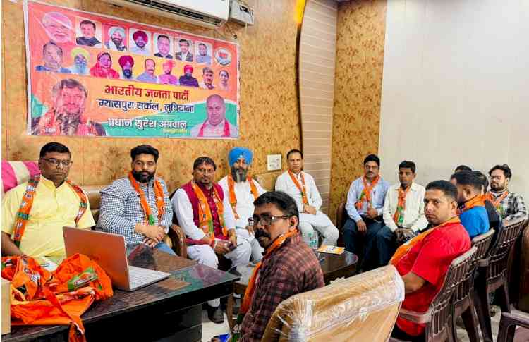 BJP Workers Listen to ‘Mann Ki Baat’ at Around 220 Locations in Ludhiana