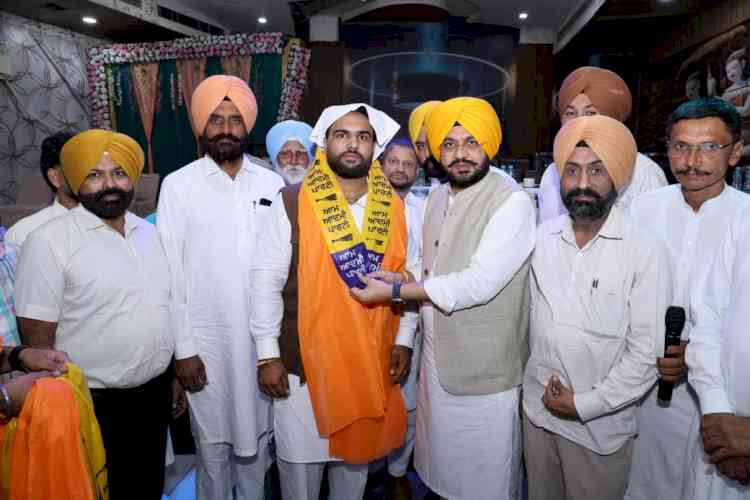 Dilpreet Bainipal Joins AAP Along with Supporters Under the Leadership of Cabinet Minister Tarunpreet Singh Sond