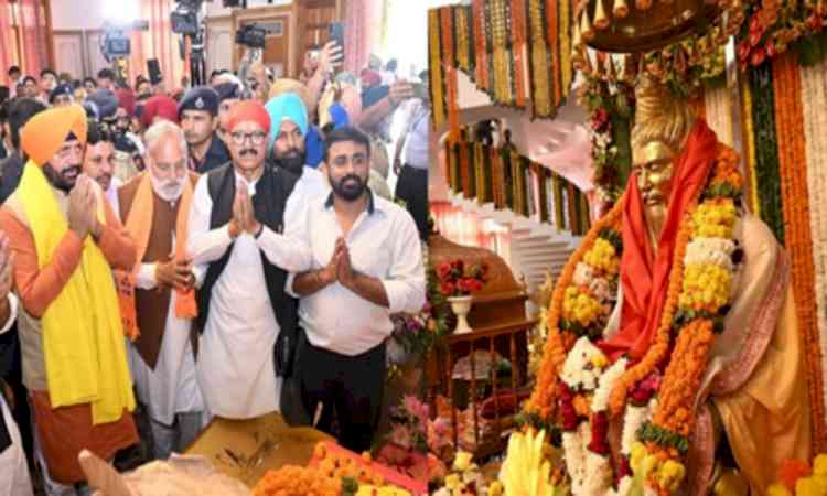 Haryana CM pays obeisance at Bhagwan Valmiki Tirath Sthal in Amritsar