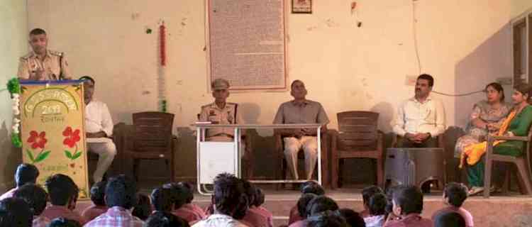 गांव आसन में शहीद निरीक्षक विजेन्द्र सिंह को दी श्रद्धांजलि, परिजनों को किया सम्मानित