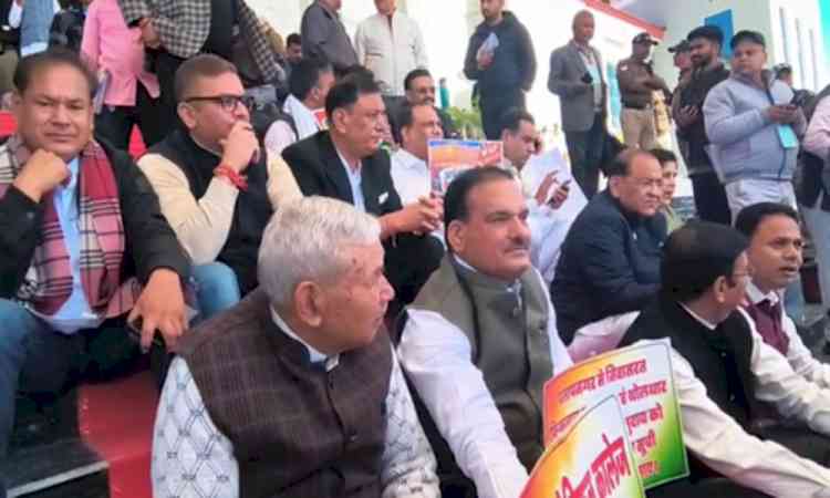 Cong, BJP stage separate protests during U'khand Assembly session