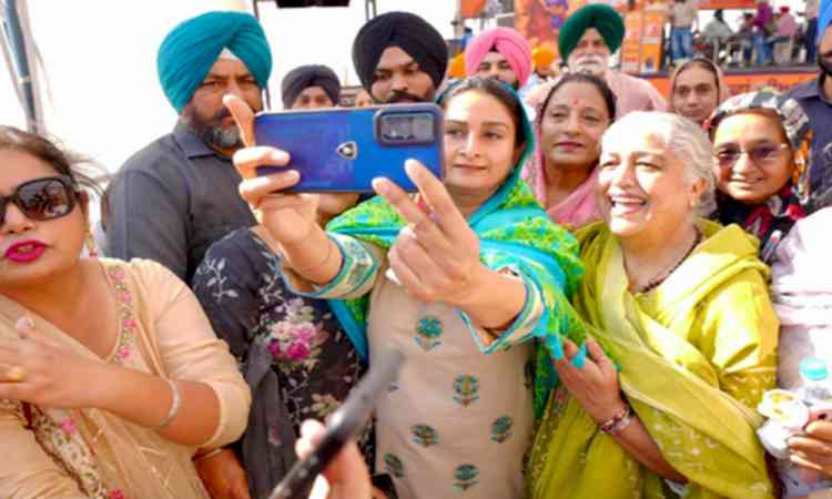 Organise ‘thikri pehra’ to curb drug trafficking in Punjab: Harsimrat Badal  