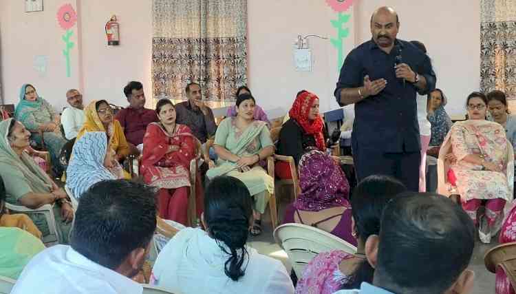 बच्चों के खुशहाल पालन-पोषण के लिए संवाद और सकारात्मक अनुशासन जरूरी
