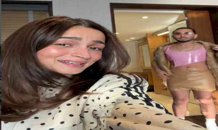 Kareena Kapoor says 'Too good' as Alia Bhatt asks Orry to dress like Poo