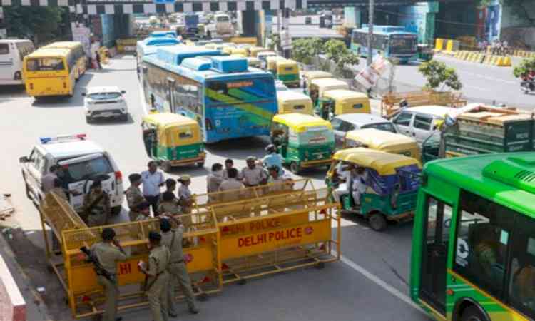 Daylight robbery in Delhi: Robbers barge into office, loot Rs 2.30 crore at gunpoint in Lahori Gate
