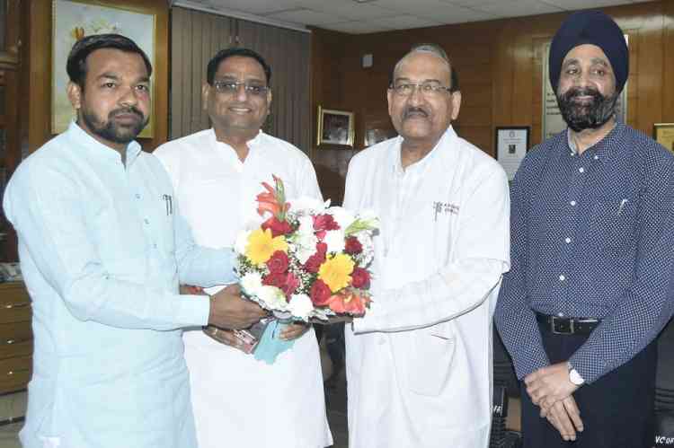 राज्य सफाई कर्मचारी आयोग के अध्यक्ष ने पीजीआईएमएस में सफाई कर्मचारियों से सीधा संवाद कर सुनीं समस्याएं