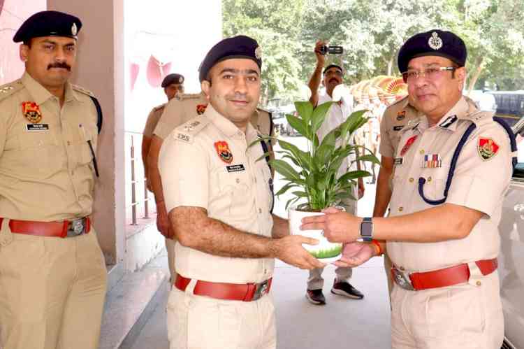 हिसार रेंज के आईजी कुलदीप सिंह ने रोहतक पुलिस की दंगा नियंत्रण तैयारियां परखीं, सतर्कता पर जोर