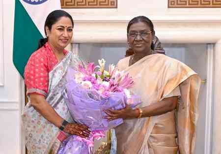 Delhi CM Rekha Gupta meets President Droupadi Murmu