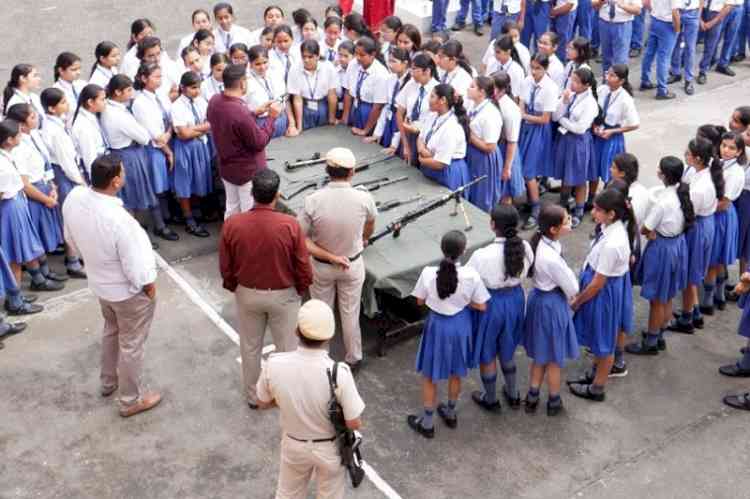 पुलिस लाइन में स्कूली विद्यार्थियों ने जाना पुलिस का कामकाज, जवानों का हुआ स्वास्थ्य परीक्षण