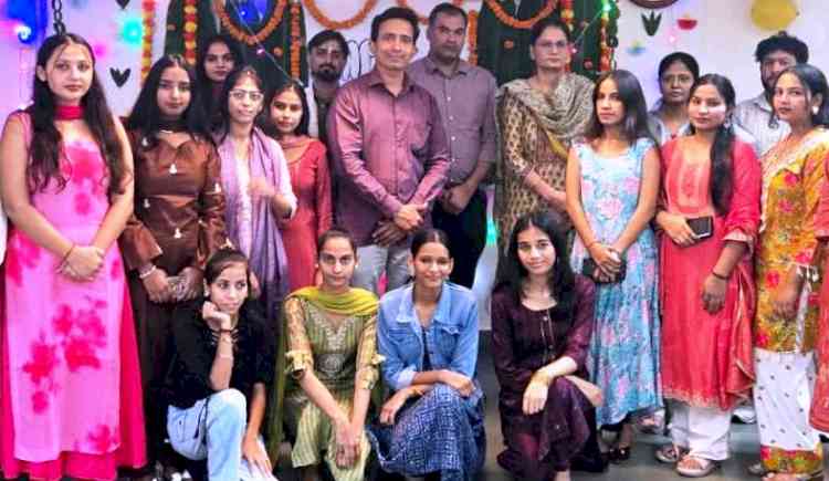 सांस्कृतिक प्रस्तुतियों के साथ सीएमबीटी में मनाई दीपावली, विद्यार्थियों ने लिया प्रदूषणमुक्त पर्व का संकल्प