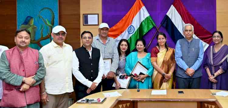 एमडीयू में वरिष्ठ प्रो. राजेश धनखड़ समेत चार सेवानिवृत्त, कुलपति ने किया सम्मानित