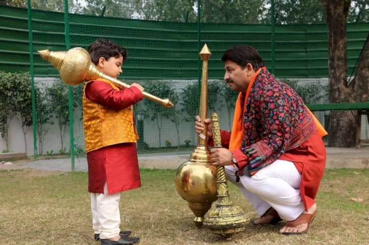 Popular actor Manoj Tiwari gets blessings 