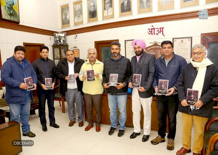 Davinder Mand’s new book “Ateet de Warke” released 