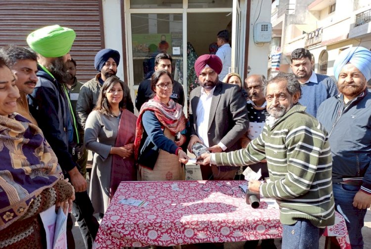 Distribution of wheat through electronic point of sale machines start in Ludhiana city