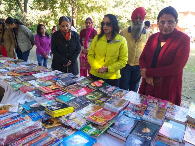 गुरु नानक गर्ल्स कॉलेज में तीन दिवसीय पुस्तक प्रदर्शनी का आयोजन 