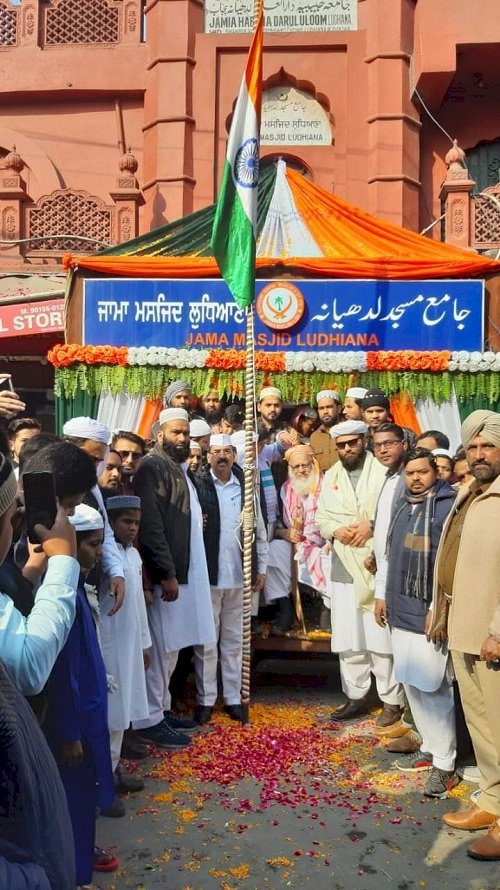 लुधियाना जामा मस्जिद के मुख्यद्वार पर शाही इमाम ने फहराया राष्ट्रीय ध्वज