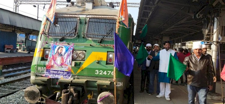 बेगमपुरा एक्सप्रैस के लुधियाना रेलवे स्टेशन पंहुचने पर गुरु रविदास नामलेवा संगत नें पुष्प वर्षा कर किया स्वागत