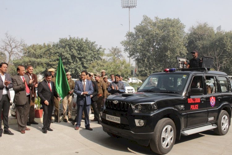 DLF Foundation donates patrolling cars to Gurugram Police